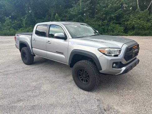 Used 2018 Toyota Tacoma TRD Off-Road w/ Technology Package AWD/4WD image 2