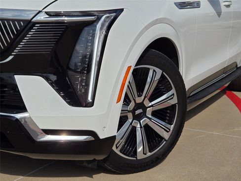 Certified 2025 Cadillac Escalade IQ Luxury 2 w/ LPO, Premium Carpet Package AWD/4WD image 7