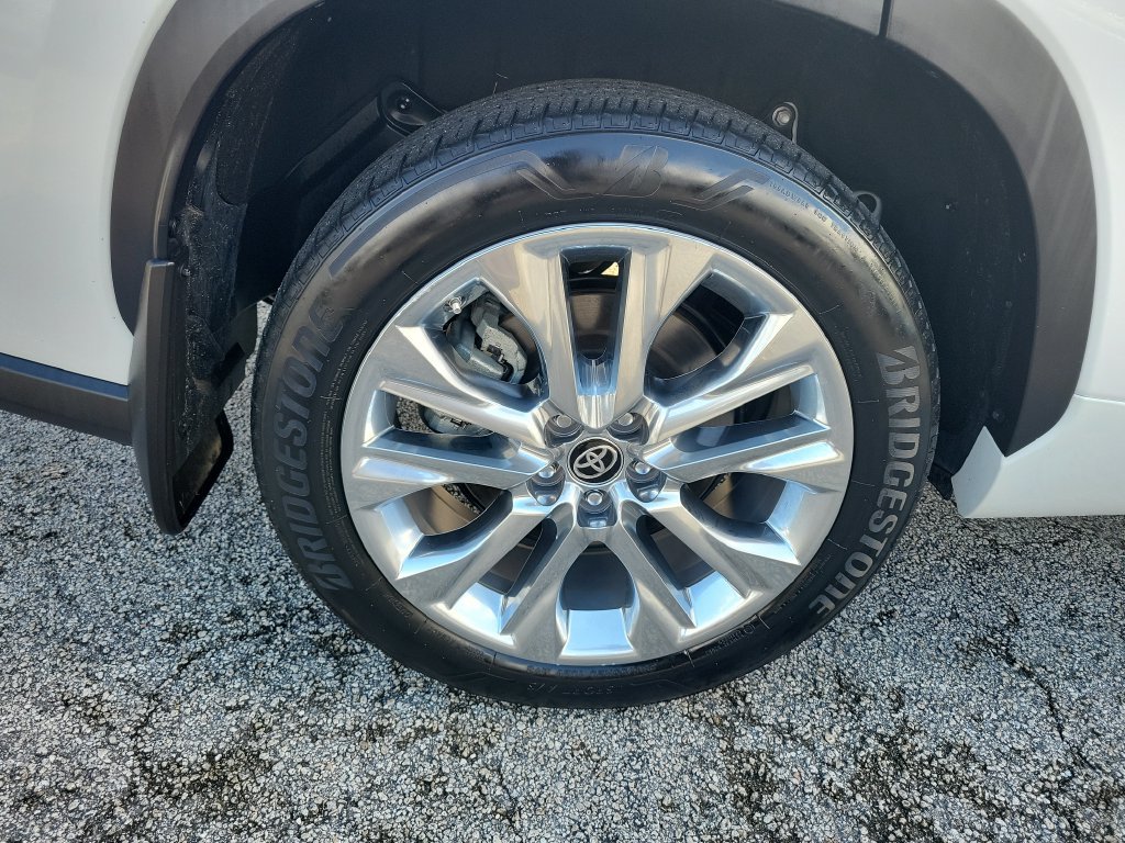 Used 2024 Toyota Highlander Limited FWD image 30