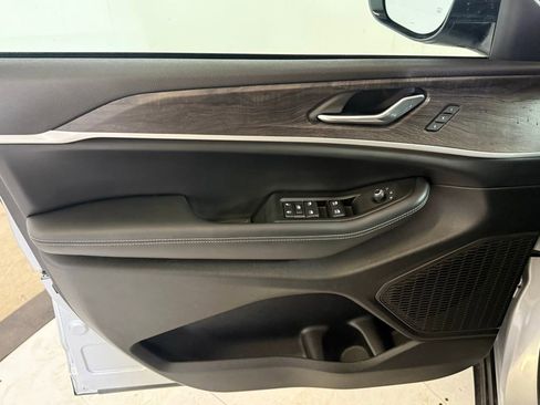 Certified 2025 Jeep Grand Cherokee Limited w/ Black Appearance Package image 10