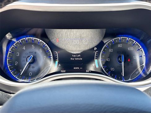 Used 2025 Chrysler Pacifica Select FWD image 12