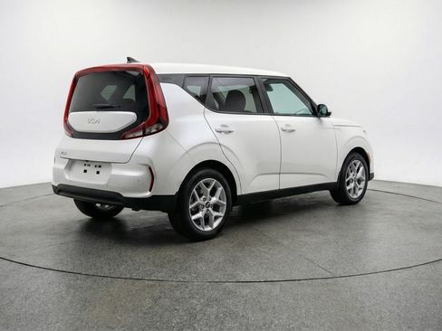 Used 2025 Kia Soul LX w/ LX Technology Package FWD image 9
