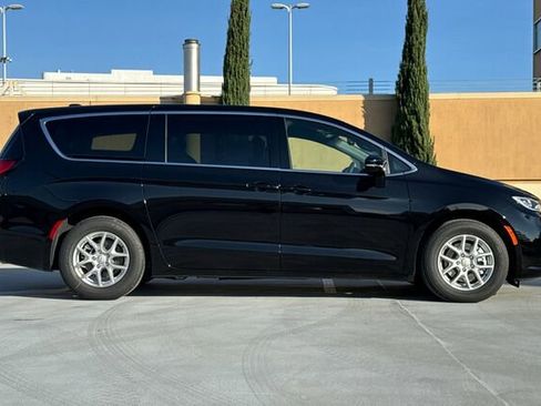 New 2026 Chrysler Pacifica Select image 3