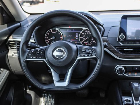 Used 2025 Nissan Altima 2.5 SV FWD image 15