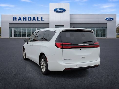 Used 2023 Chrysler Pacifica Touring-L FWD image 4