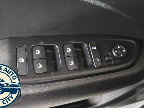 Used 2022 Hyundai Venue SE FWD image 21