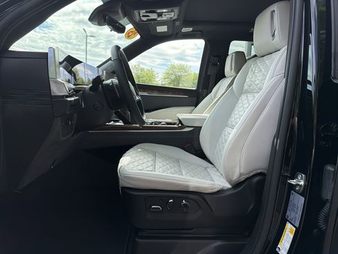 Used 2025 Cadillac Escalade Premium Luxury Platinum image 16