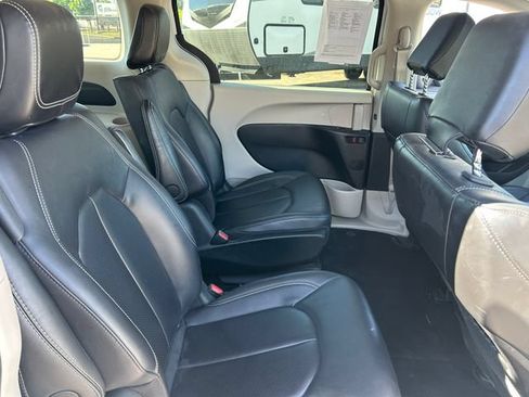 Used 2024 Chrysler Pacifica Limited FWD image 35