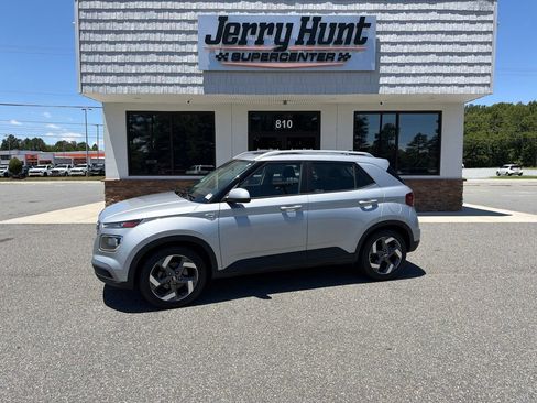 Used 2022 Hyundai Venue SEL FWD image 1
