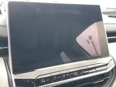 Used 2023 Jeep Compass Limited image 27