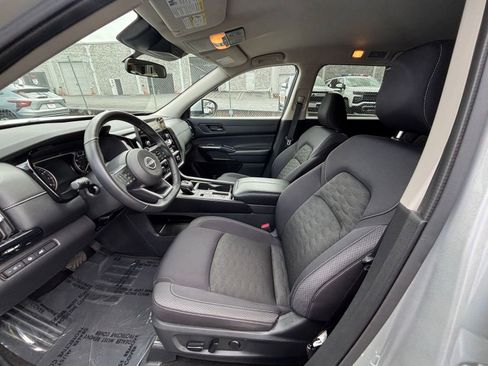 Used 2025 Nissan Pathfinder SV FWD image 29
