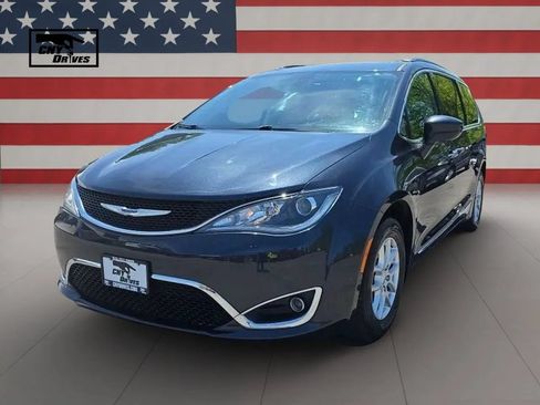 Used 2020 Chrysler Pacifica Touring-L FWD image 1