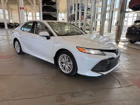Used 2020 Toyota Camry XLE w/ Sunroof Package FWD image 1