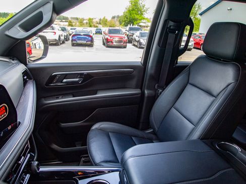 Used 2025 Chevrolet Suburban Z71 image 13