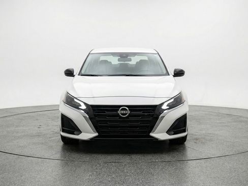 Used 2025 Nissan Altima 2.5 SV FWD image 2