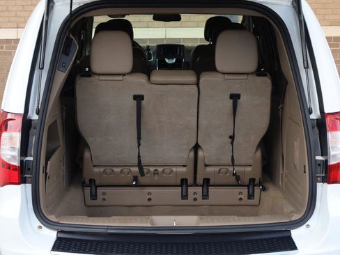 Used 2014 Chrysler Town & Country Touring FWD image 12
