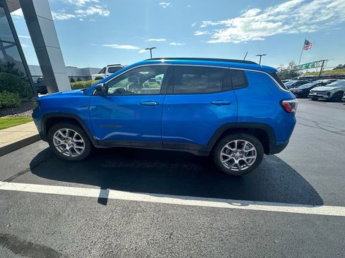 Used 2023 Jeep Compass Latitude AWD/4WD image 3
