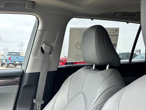 Used 2025 Toyota Highlander Limited image 13