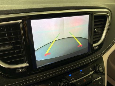 Used 2023 Chrysler Pacifica Limited image 28