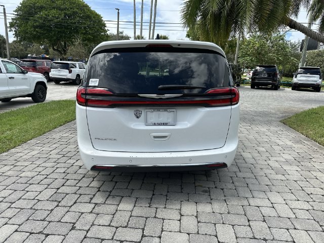 Used 2024 Chrysler Pacifica Touring FWD image 35