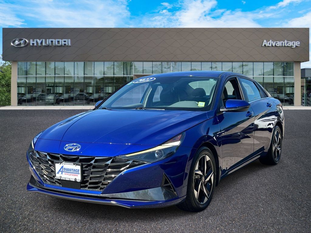 Used 2022 Hyundai Elantra SEL w/ Convenience + Premium Package FWD image 4