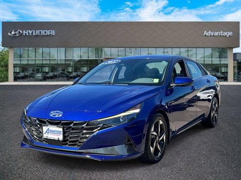 Used 2022 Hyundai Elantra SEL w/ Convenience + Premium Package FWD image 4