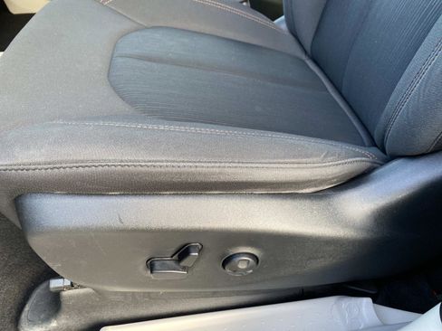 Used 2019 Chrysler Pacifica LX image 19