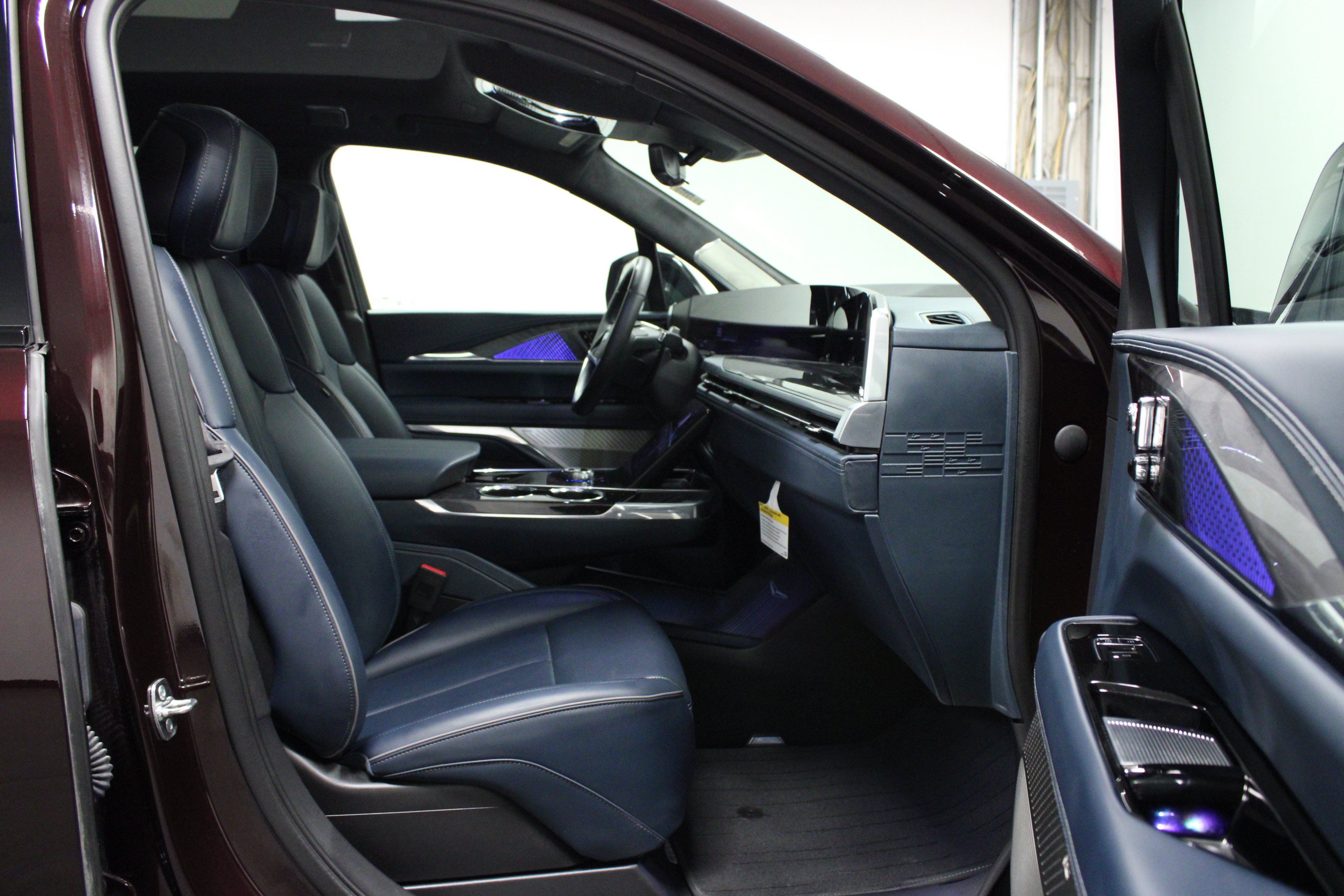Used 2025 Cadillac Escalade IQ Luxury 2 w/ LPO, Premium Carpet Package AWD/4WD image 17