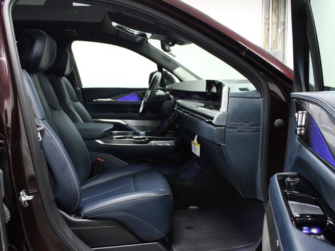 Used 2025 Cadillac Escalade IQ Luxury 2 w/ LPO, Premium Carpet Package AWD/4WD image 17