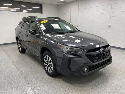 Used 2025 Subaru Outback Premium AWD/4WD image 4