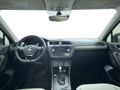 Used 2021 Volkswagen Tiguan SE w/ Panoramic Sunroof Package image 19