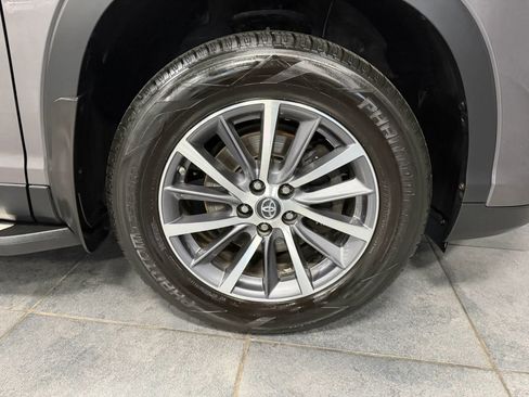 Used 2019 Toyota Highlander XLE AWD/4WD image 22