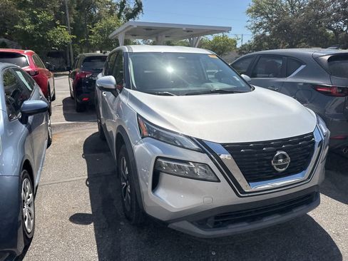 Used 2021 Nissan Rogue SV image 3