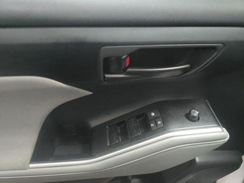 Used 2023 Toyota Highlander L FWD image 19