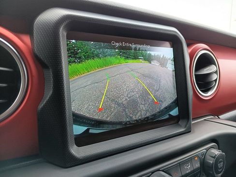 Used 2022 Jeep Wrangler Unlimited Rubicon w/ Cold Weather Group AWD/4WD image 11
