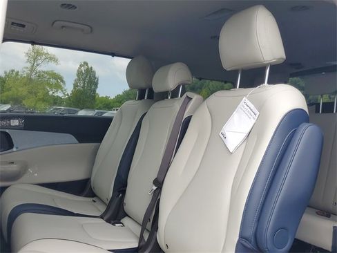 New 2026 Kia Carnival EX image 9