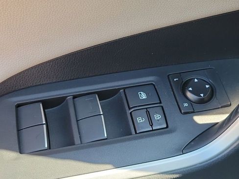 Used 2019 Toyota RAV4 Limited image 31