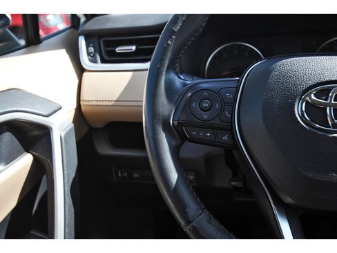 Used 2019 Toyota RAV4 XLE Premium FWD image 16