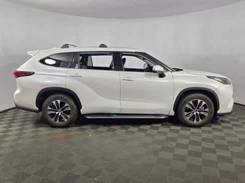 Used 2022 Toyota Highlander XLE FWD image 10