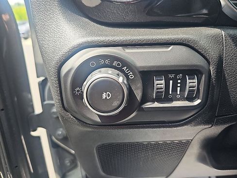 Used 2020 Jeep Wrangler Unlimited Sahara AWD/4WD image 12