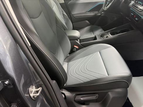 Certified 2025 Volkswagen Tiguan SE image 33