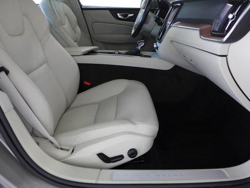 Used 2020 Volvo S60 T5 Momentum image 41