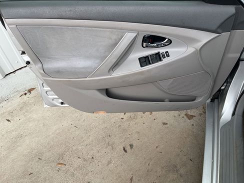 Used 2009 Toyota Camry LE FWD image 12