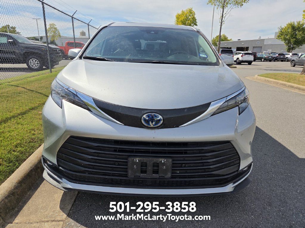 Used 2025 Toyota Sienna XLE FWD image 2