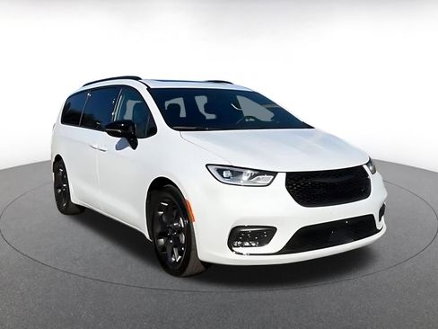 Used 2025 Chrysler Pacifica Limited image 3