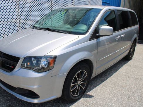 Used 2017 Dodge Grand Caravan SE FWD image 3