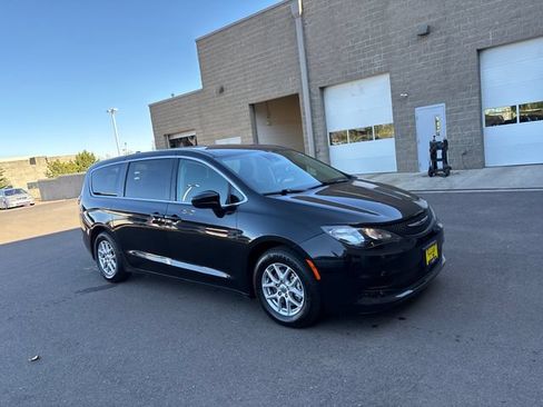 Used 2023 Chrysler Voyager LX FWD image 1