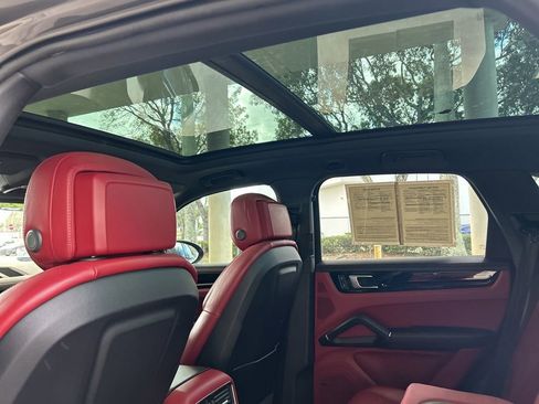 Used 2022 Porsche Cayenne w/ Premium Package Plus image 35