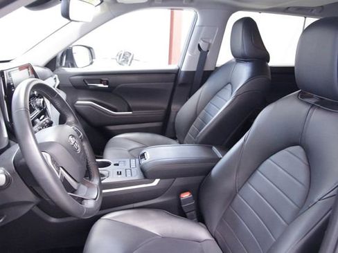 Used 2022 Toyota Highlander XLE AWD/4WD image 13