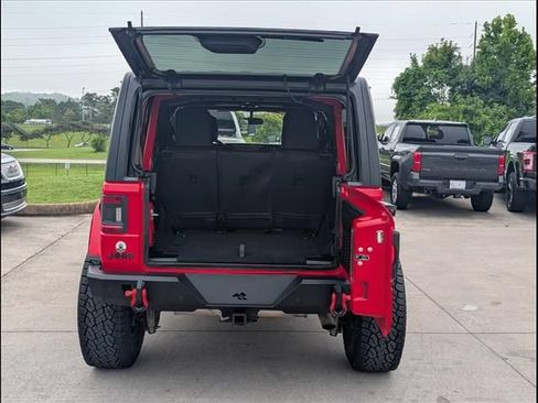 Used 2019 Jeep Wrangler Unlimited Sahara AWD/4WD image 18
